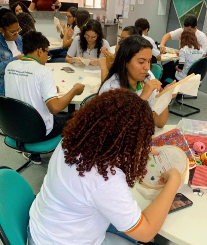 Bordado na escola transforma aprendizagem, fortalece vínculos e inclusão na rede estadual