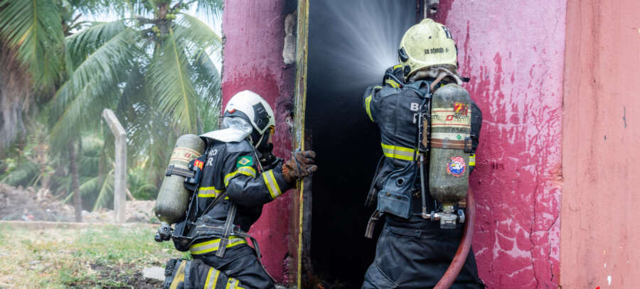 Corpo de Bombeiros apaga incêndio de residência em Juazeiro do Norte