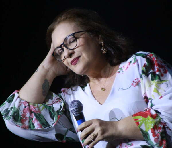 Joana Angélica apresenta “Cena, Voz e Canção” em show intimista no Cineteatro São Luiz