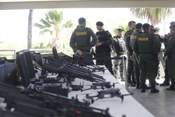 Governo do Ceará entrega 82 fuzis e 15 drones à Polícia Militar