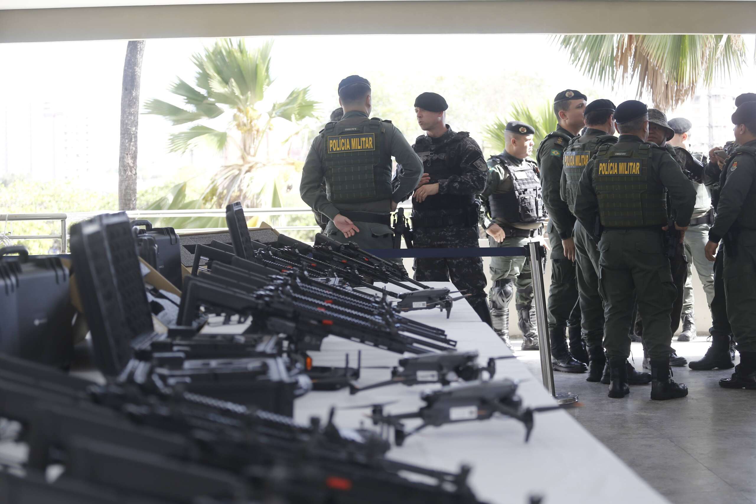 Governo do Ceará entrega 82 fuzis e 15 drones à Polícia Militar