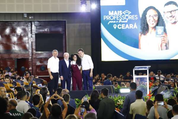 Governos Federal e do Ceará entregam Carteira Nacional Docente, vouchers para professores e anunciam 3ª etapa do ITA