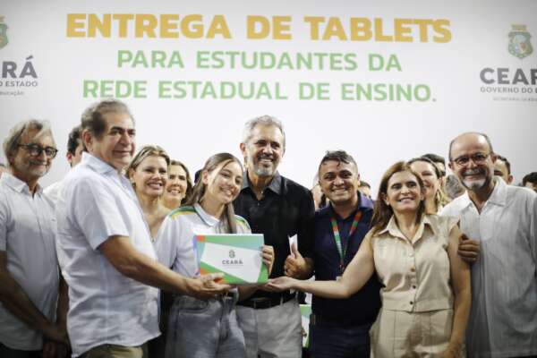 Beberibe: Governo do Ceará entrega mais de 700 tablets e autoriza obra de restauração da CE-352