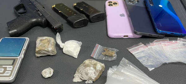 PCCE prende em flagrante homem e mulher em posse de arma de fogo, drogas e recupera celular