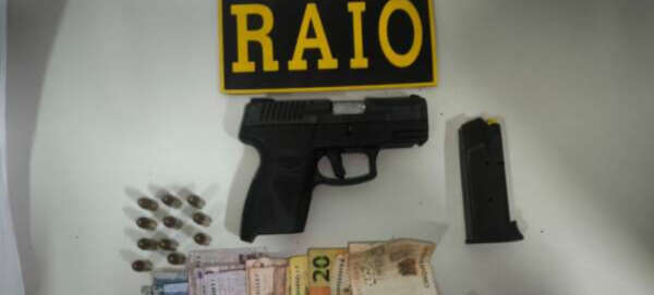 PMCE prende em flagrante dois suspeitos com pistola, munições e drogas em Fortaleza