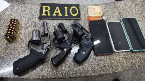 PMCE prende trio em posse de três armas de fogo no Parque São José