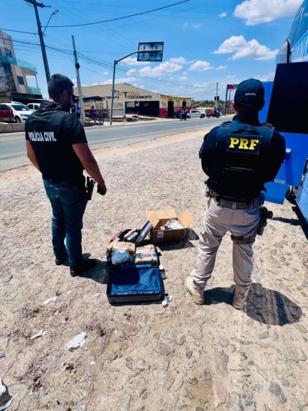 Mulher em posse de 16 kg de drogas é presa pela PCCE e PRF em Várzea Alegre