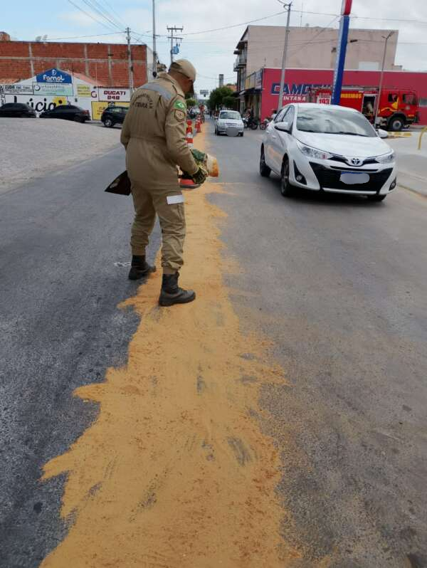 Corpo de Bombeiros neutraliza risco de acidentes graves após derramamento de óleo em Camocim