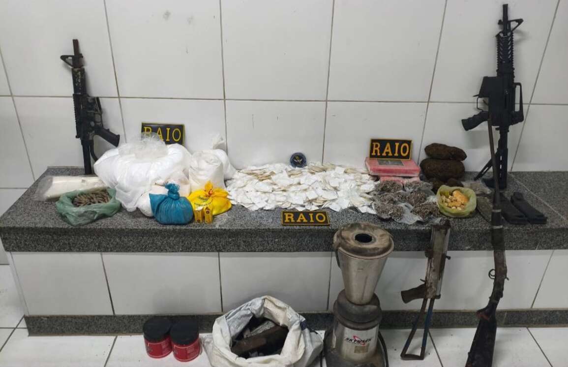 Polícia Militar apreende cinco armas e mais de 7 kg de drogas em Pedra Branca