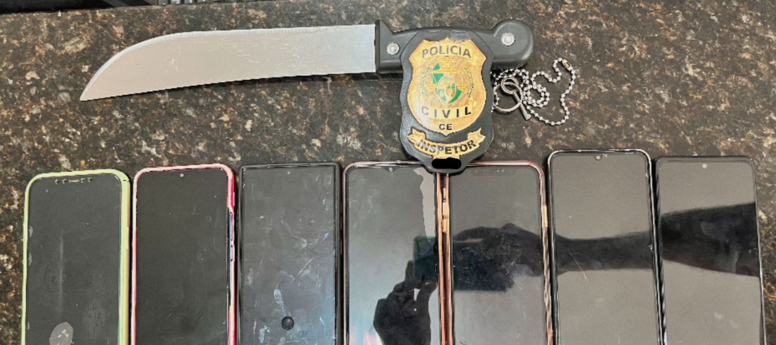 Polícia Civil prende em flagrante suspeito de roubo e recupera sete celulares em Fortaleza