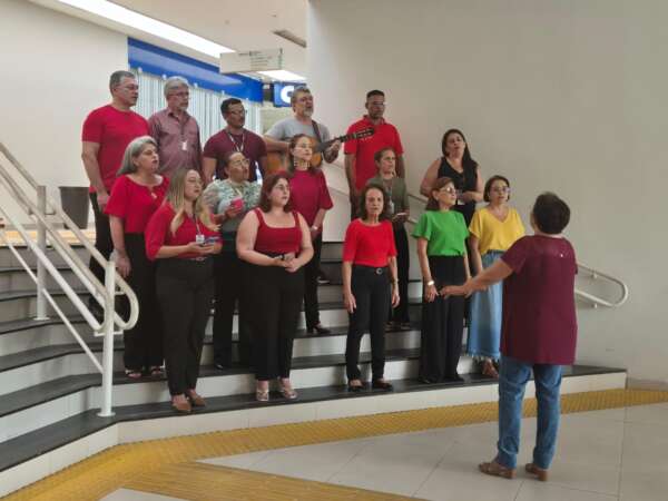 Programa de Saúde e Qualidade de Vida: coral realiza apresentação natalina no Cambeba