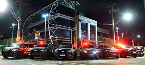 Homem com mandados de prisão em aberto por homicídio e roubo é preso pela PCCE em Fortaleza