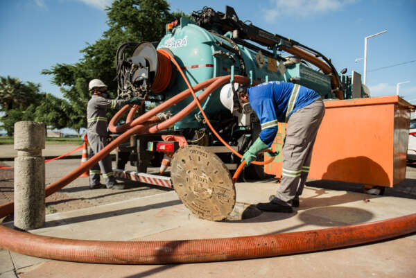 PPP de esgoto da Cagece reforça serviços de limpeza de rede de esgoto em Fortaleza para evitar transtornos no período chuvoso