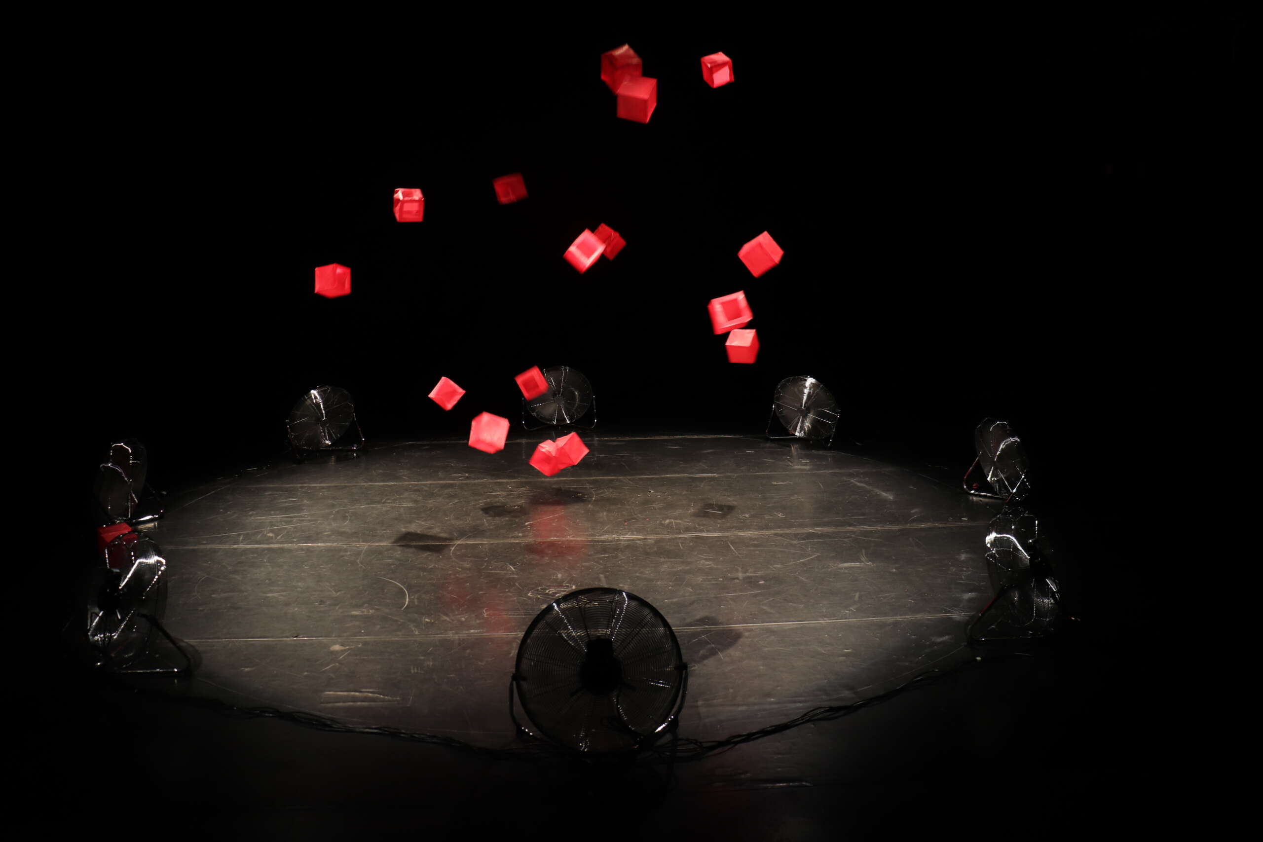 Com cenografia dançante, Caroline Holanda apresenta espetáculo “Mapas de Voo” no Hub Cultural Porto Dragão