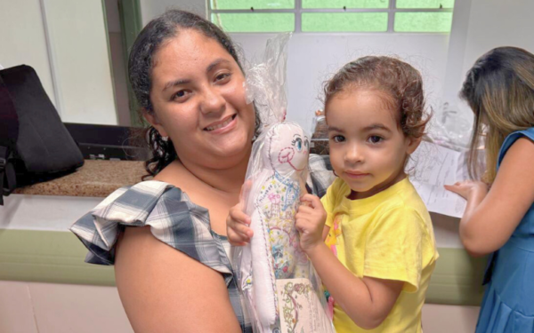 Bonecas bordadas levam afeto a crianças internadas no HGWA