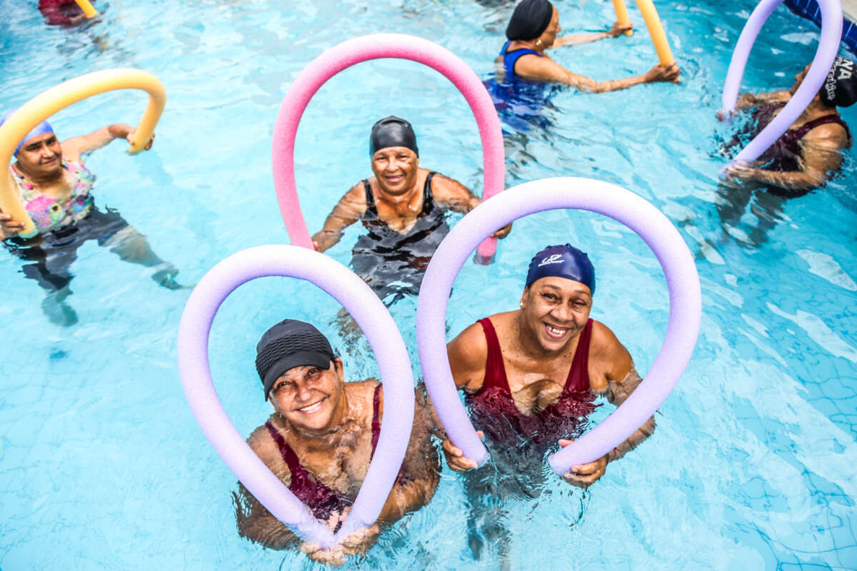 Hidroginástica promove lazer, saúde e convivência em comunidades atendidas pelo Esporte Superação