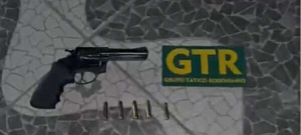 Polícia Militar prende em flagrante dois suspeitos que estavam com uma arma de fogo em Fortaleza