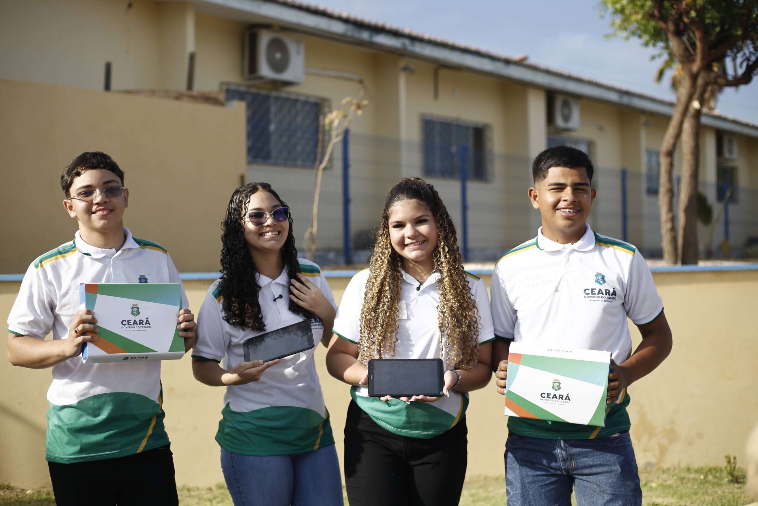 Pacote de entregas: população de Palhano comemora chegadas de CEI, areninha, tablets para estudantes e reforma de estádio