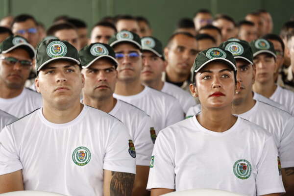 Governador Elmano de Freitas participa da aula inaugural do Curso de Formação para 80 novos oficiais da PMCE