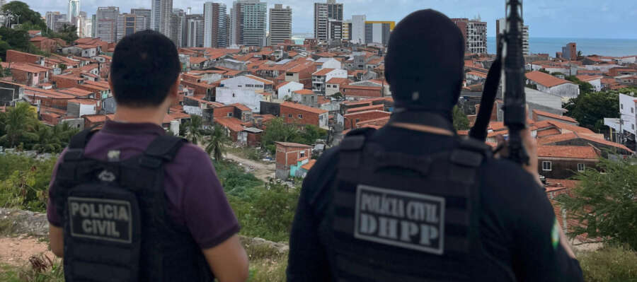 Polícia Civil prende dupla em flagrante suspeita de crimes no bairro Passaré