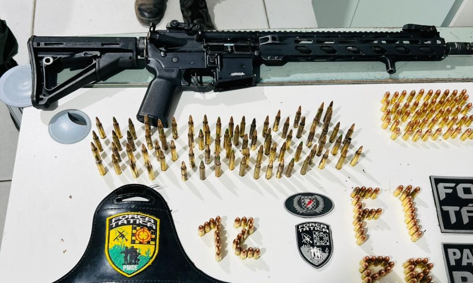 PMCE prende dois homens em posse de fuzil em Caucaia