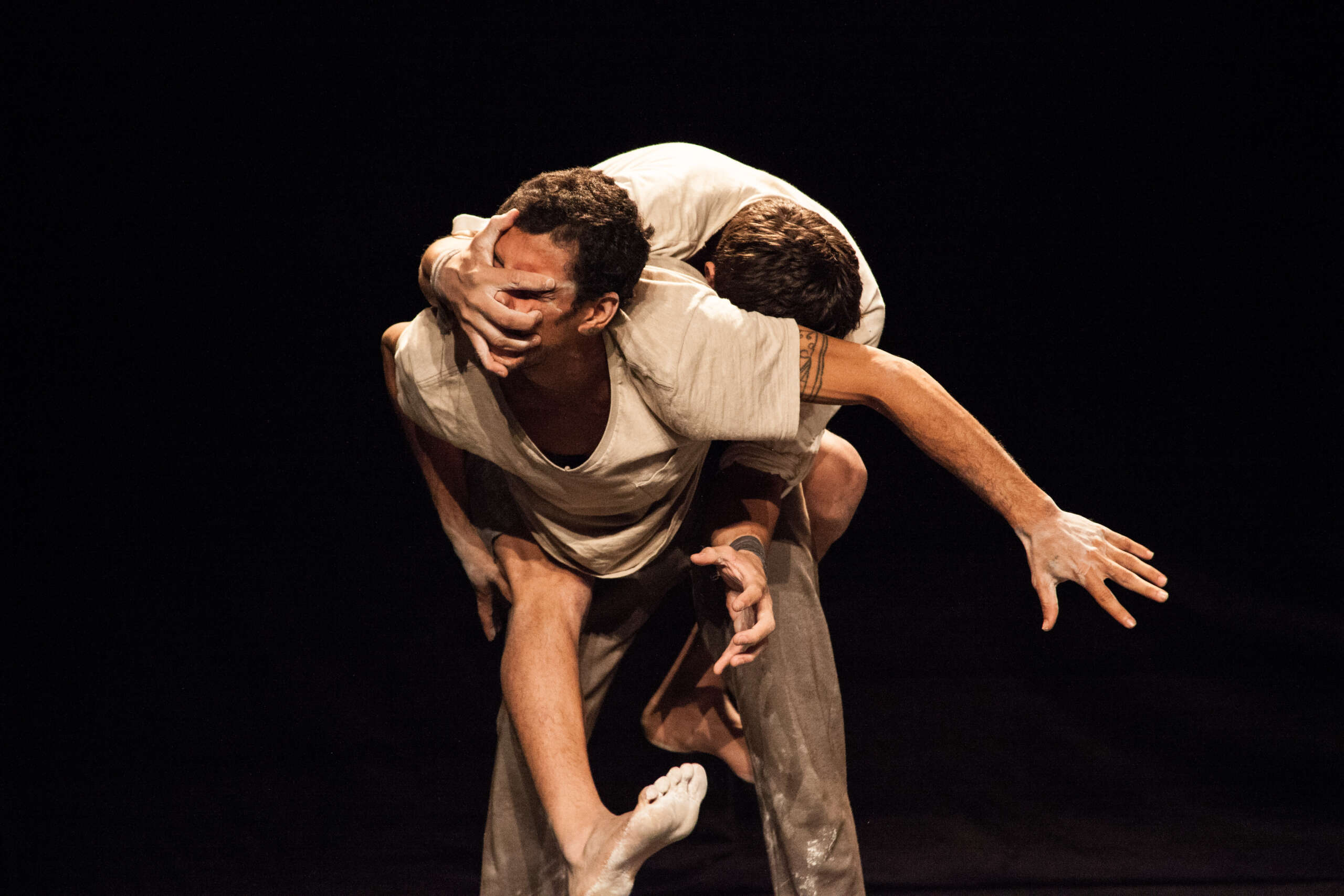 Comemorando 20 anos de existência, Grupo Fuzuê faz temporada no Hub Cultural Porto Dragão com dois espetáculos