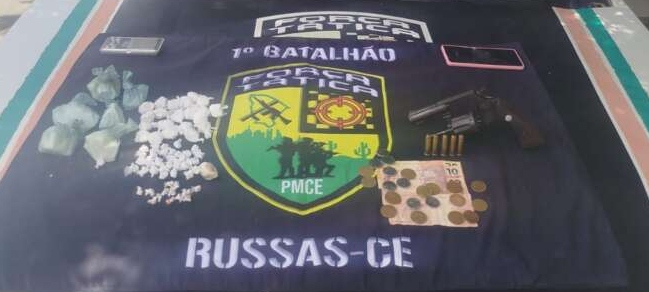Polícia Militar prende suspeito e apreende drogas e arma de fogo em Russas