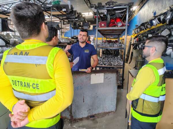 Detran-CE realiza ações educativas em sucatas de Fortaleza e Maracanaú