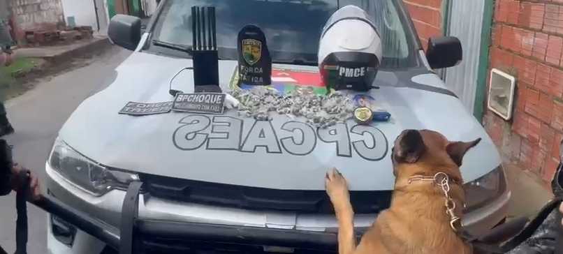 Com auxílio de cão farejador, PMCE prende homem com mais de 550 porções de drogas em Caucaia