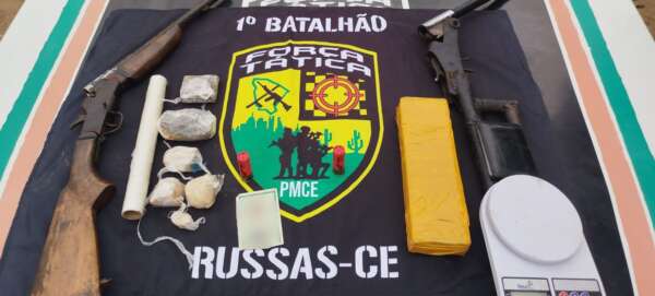 Polícia Militar aprende armas, munições e drogas em Russas