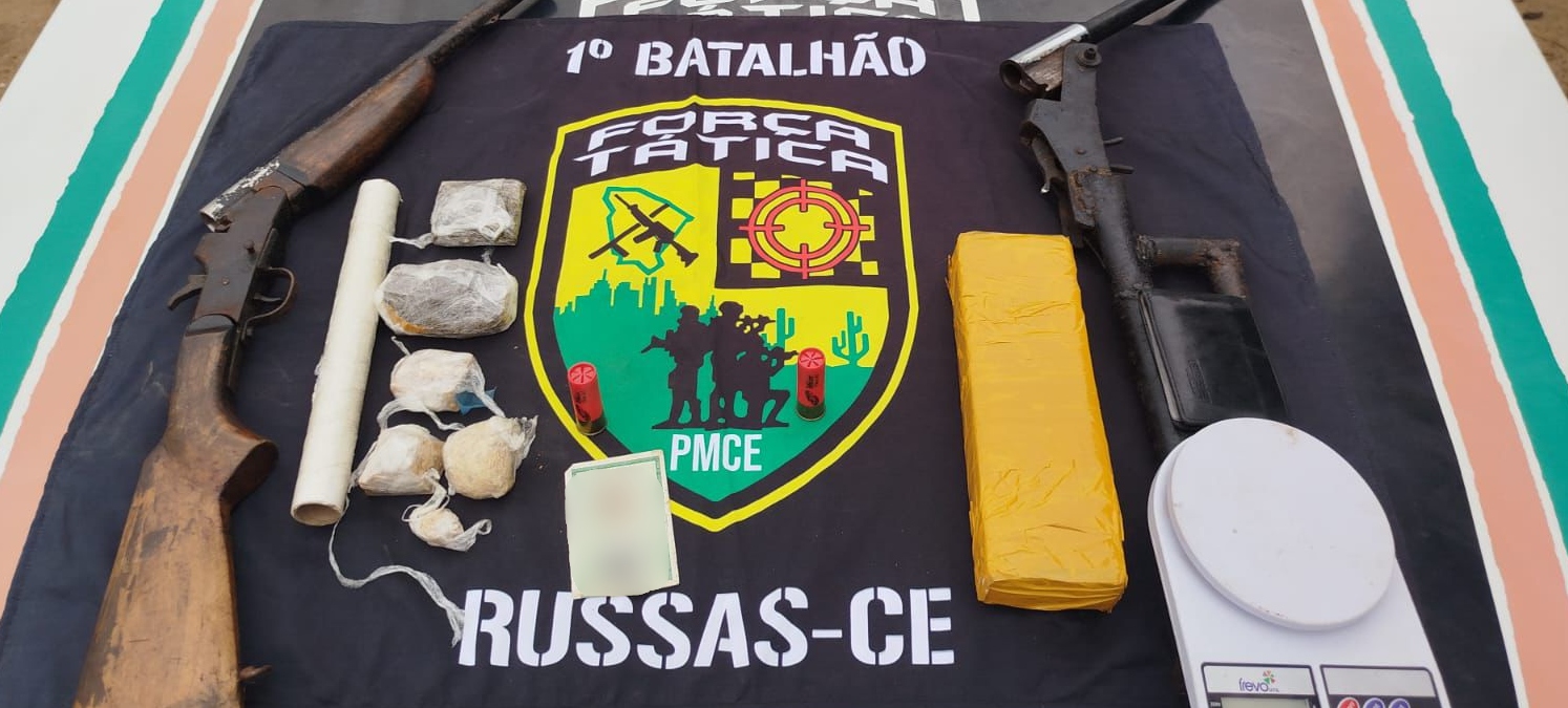 Polícia Militar aprende armas, munições e drogas em Russas