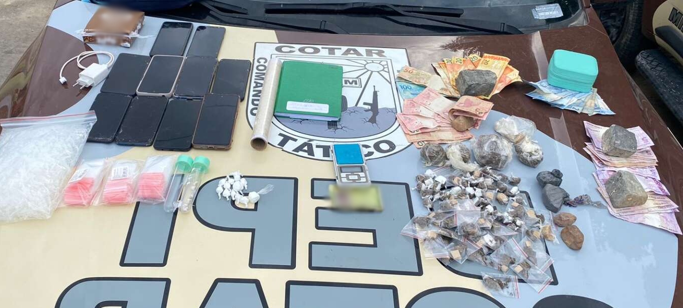 Polícia Militar apreende drogas, dinheiro e celulares em Maranguape
