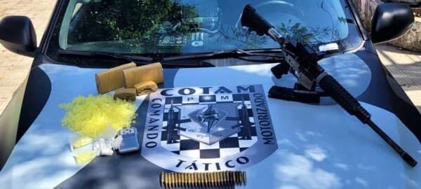 Polícia Militar apreende fuzil e drogas em terreno baldio no Parque São José