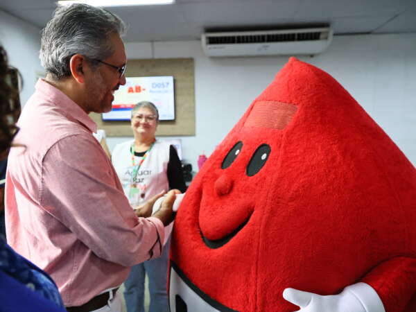 Governador Elmano de Freitas visita Hemoce durante campanha de doação de sangue para o Carnaval