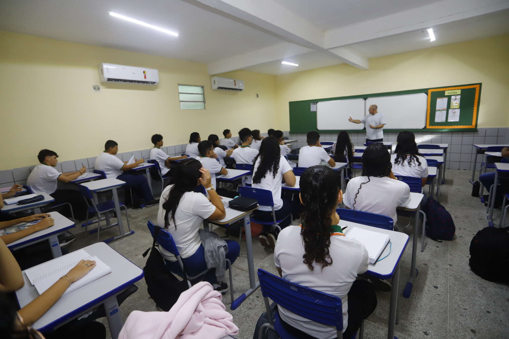 Ceará abrirá 2 mil vagas para professores efetivos da rede estadual