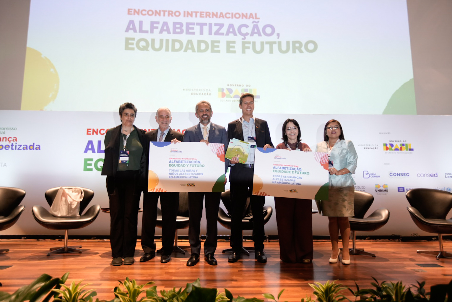 Governador Elmano de Freitas debate estratégias de alfabetização com lideranças da América Latina durante encontro em Brasília