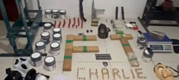 PMCE prende em flagrante suspeito portando de arma de fogo em Maracanaú e apreende diversos materiais ilícitos