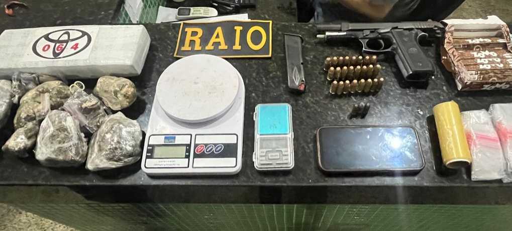 Após denúncias, policiais militares prendem suspeito com 1,9 kg de maconha e pistola no Couto Fernandes