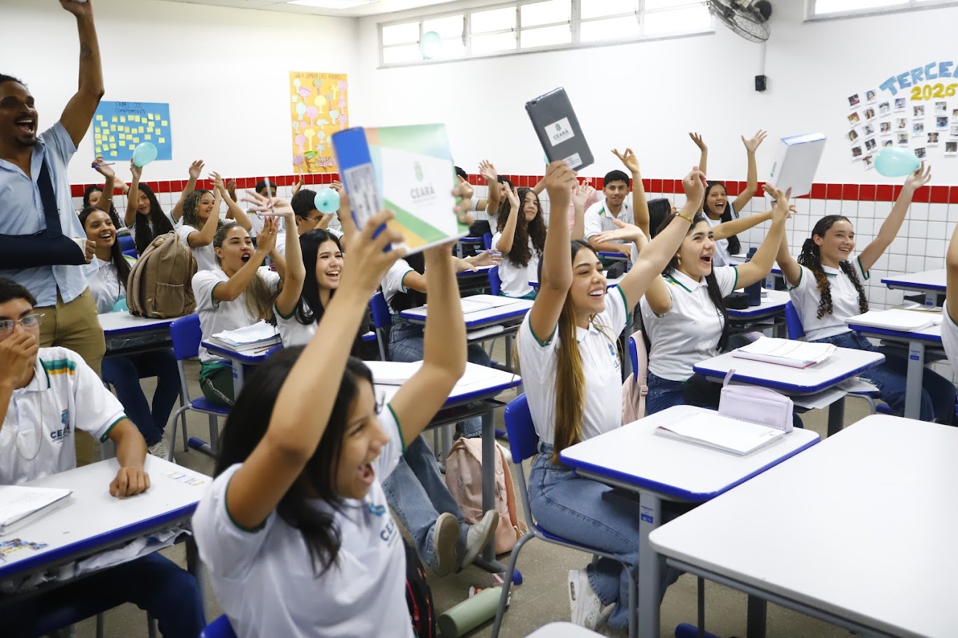 Com investimento superior a R$ 196 mil, mais de 400 tablets são entregues para estudantes do Ensino Médio de Jijoca de Jericoacoara