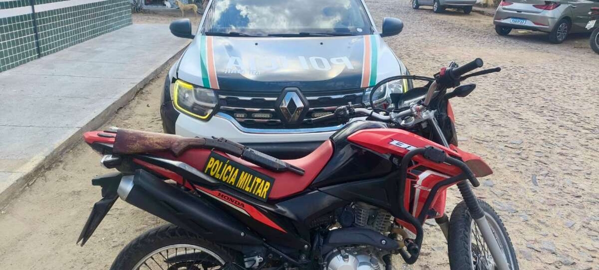 Polícia Militar e Guarda Municipal de Irauçuba recuperam moto roubada e capturaram suspeitos