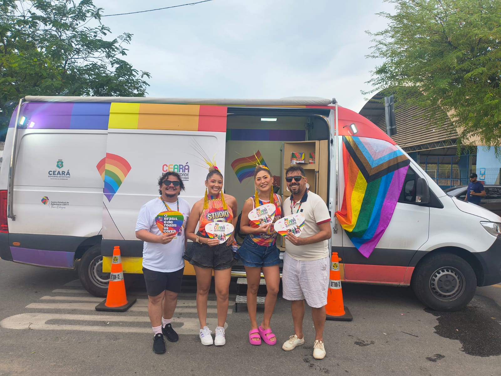 Secretaria da Diversidade abre programação de Carnaval com Unidade Móvel e campanha contra a LGBTfobia em Paracuru e Aracati