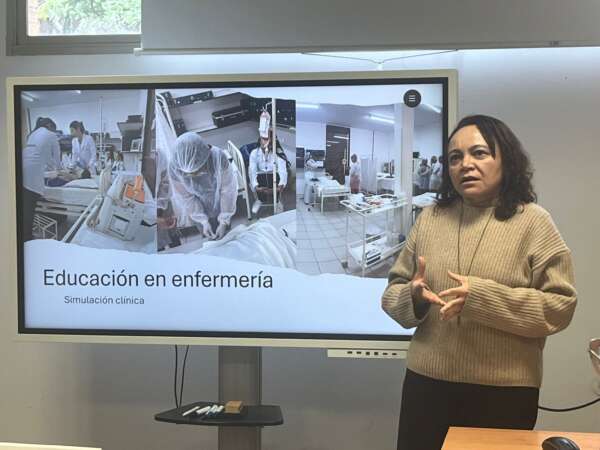 Professora realiza parceria com universidade espanhola para pesquisa em simulação clínica