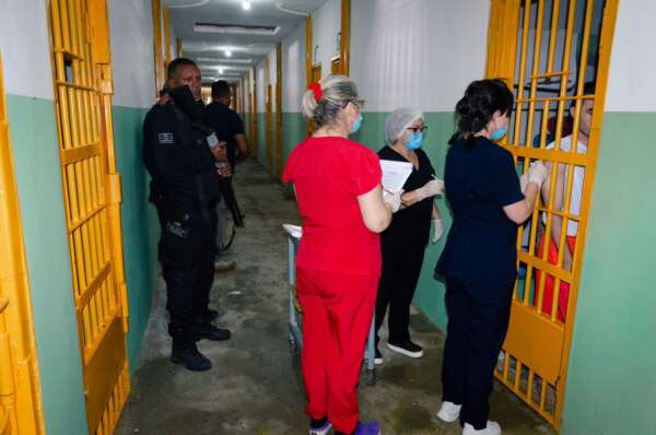 SAP inicia aplicação da dose anual contra Covid-19 para população carcerária do sistema prisional do Ceará
