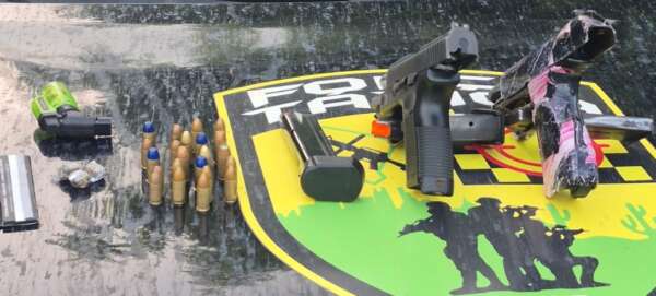 Dupla é capturada pela PMCE em posse de armas de fogo e drogas em Capistrano