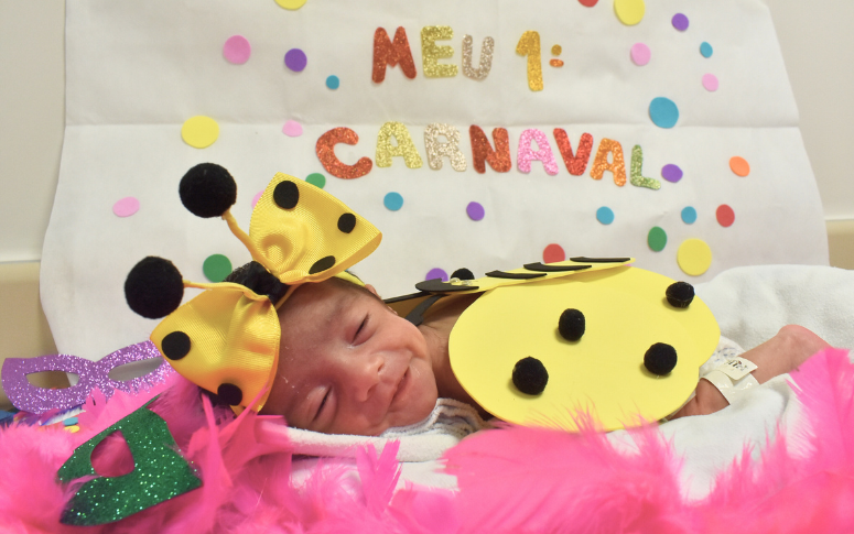 Bebês da Unidade Canguru do HUC participam de ensaio fotográfico em clima de Carnaval