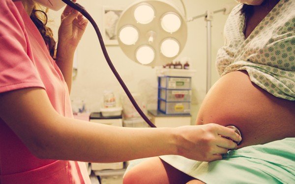 Índices de gravidez na adolescência recuam quase 40% no Ceará